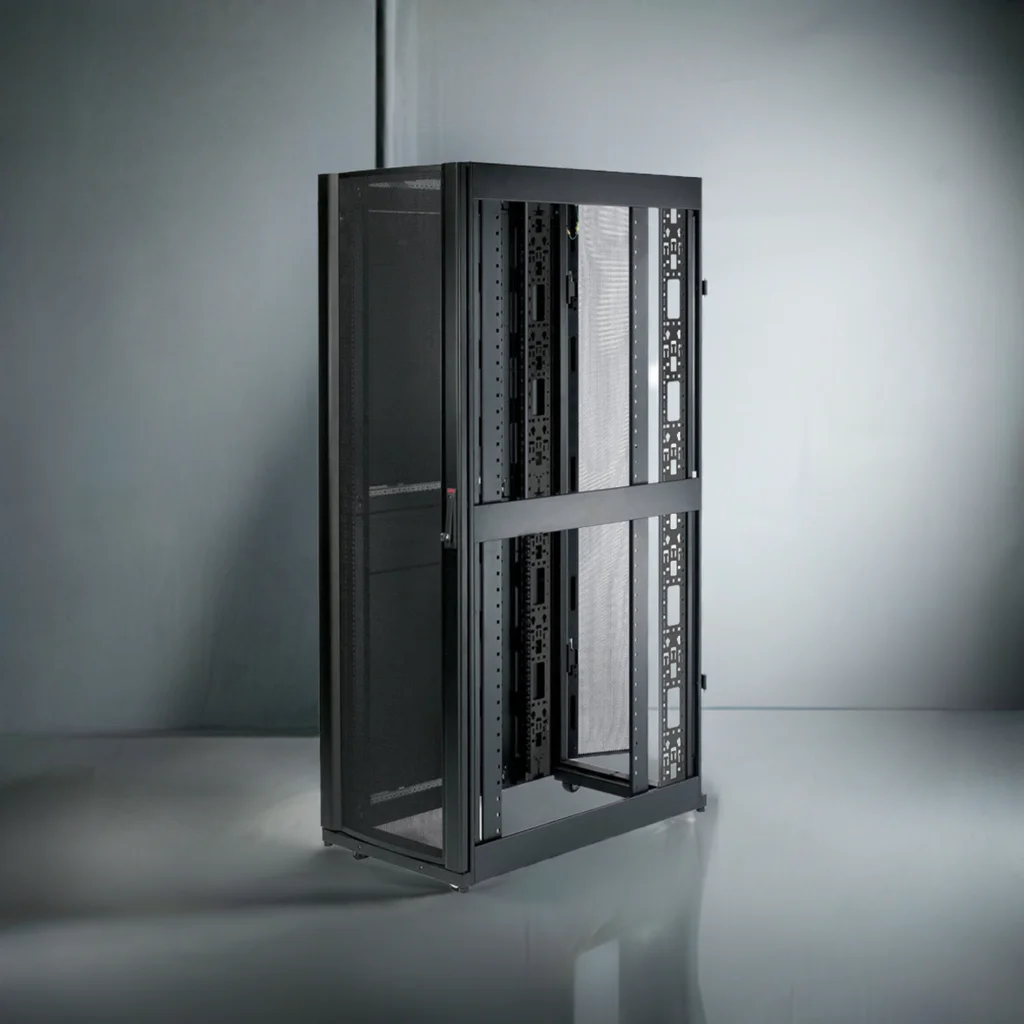 Se você ainda não utiliza um Rack APC para a infraestrutura de TI da sua empresa, pode estar correndo riscos desnecessários — tanto de segurança quanto de desempenho. Aqui é a Daniele, redatora da IOT Tech, e neste artigo eu vou mostrar por que tantos empresários estão optando pelos racks da linha APC e como essa simples decisão pode transformar o seu ambiente de servidores.